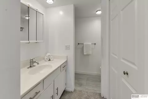 Bath - 3003 Paddock Rd #413, Omaha, NE 68124 photo 5 of 6