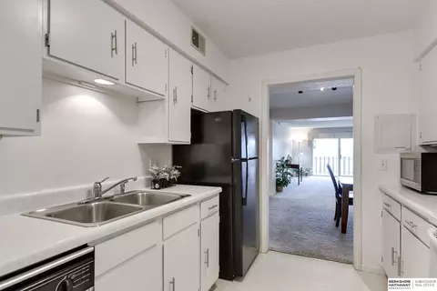 Kitchen - 3003 Paddock Rd #413, Omaha, NE 68124 photo 3 of 5