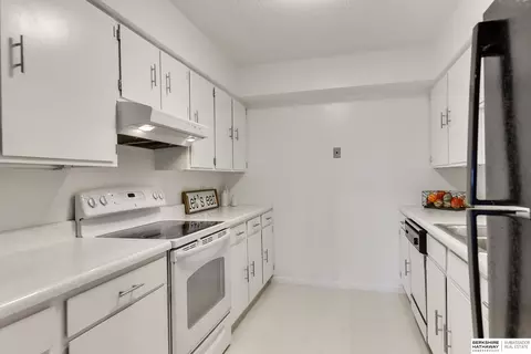 Kitchen - 3003 Paddock Rd #413, Omaha, NE 68124 photo 2 of 5