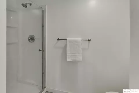 Bath - 3003 Paddock Rd #413, Omaha, NE 68124 photo 6 of 6