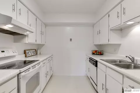 Kitchen - 3003 Paddock Rd #413, Omaha, NE 68124 photo 5 of 5