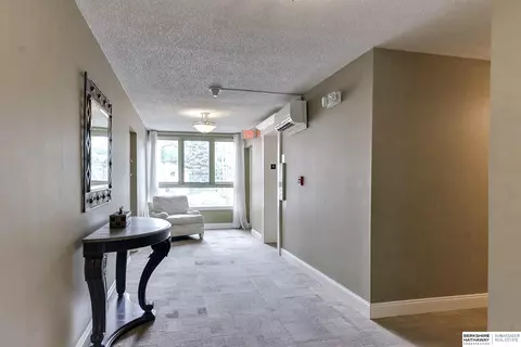 Entry Way - 3003 Paddock Rd #413, Omaha, NE 68124 photo 3 of 5