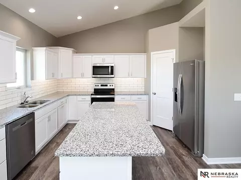 5915 SW 8th Street Cir, Lincoln, NE 68523