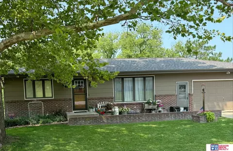 303 Madison St, Pickrell, NE 68422