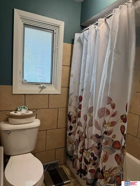 Bath - 303 Madison St, Pickrell, NE 68422 photo 1 of 1