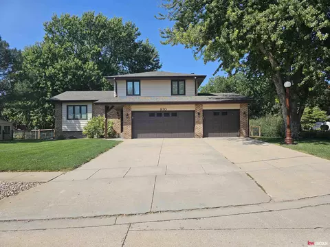 810 N 8th St, Geneva, NE 68361