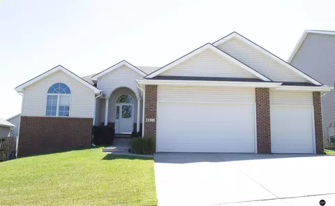 8811 Garland St, Lincoln, NE 68505