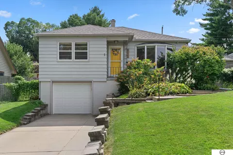 5633 Oak St, Omaha, NE 68106