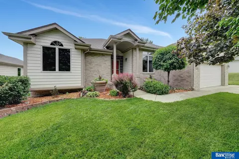8149 Joshua Dr, Lincoln, NE 68507