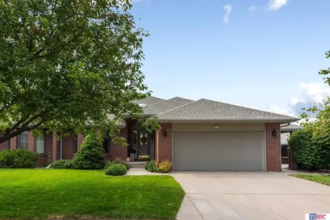 5115 Old Creek Rd, Lincoln, NE 68516
