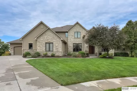 19475 Walnut Cir, Omaha, NE 68130