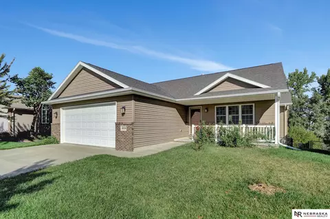 8838 Prairie Village Dr, Lincoln, NE 68507