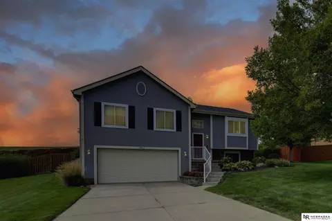 2811 Parkside Dr, Bellevue, NE 68123