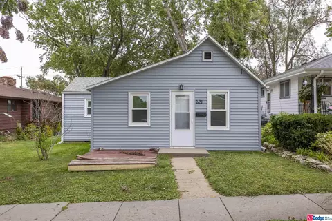 621 S Jackson St, Papillion, NE 68046