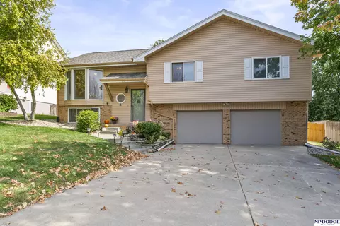 918 Wynnwood Ln, Papillion, NE 68046