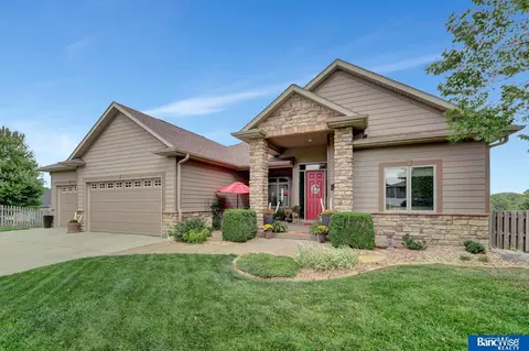 9728 Chateau Cir, Lincoln, NE 68526