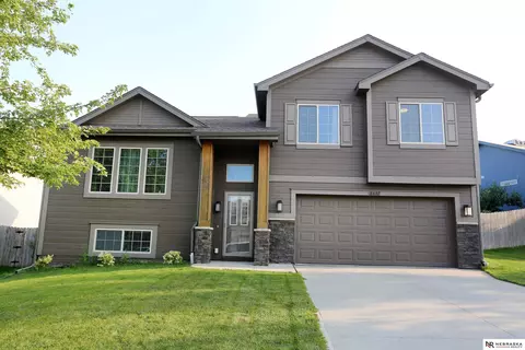 6631 Michael Cir, Papillion, NE 68133