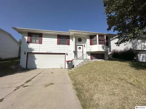 4131 Paxton Cir, Lincoln, NE 68521