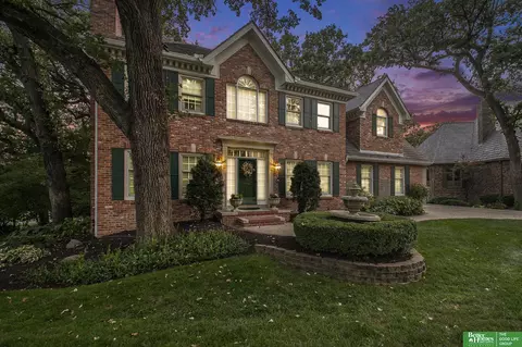 9605 Oak Cir, Omaha, NE 68124