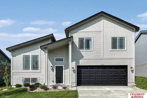 10524 White Pine Dr, Papillion, NE 68046