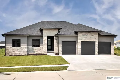 20976 Jaynes St, Elkhorn, NE 68022