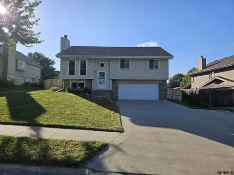 2110 Corn Dr, Papillion, NE 68046