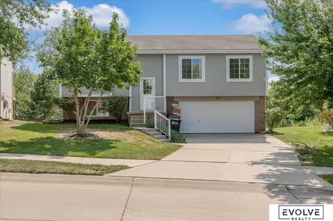 7571 Bondesson St, Omaha, NE 68122