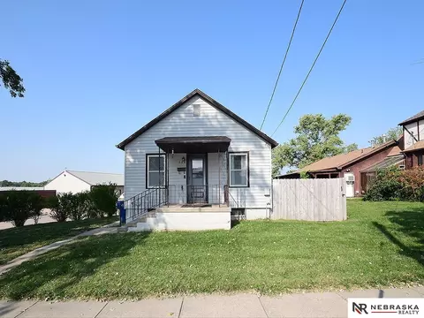 334 N Adams St, Papillion, NE 68046