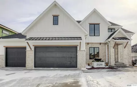 21219 Joseph St, Elkhorn, NE 68022
