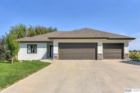 17306 Redman Cir, Omaha, NE 68116