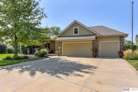 7120 S 100 Cir, La Vista, NE 68128