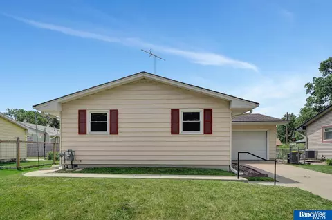 4923 Martin St, Lincoln, NE 68504