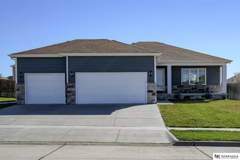 1208 Birchwood Dr, Hickman, NE 68372