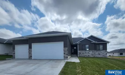 7701 Vera Dr, Lincoln, NE 68516