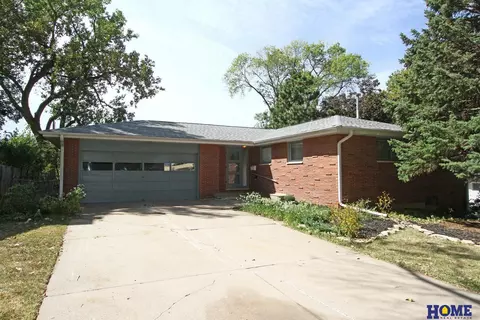 241 Wedgewood Dr, Lincoln, NE 68510