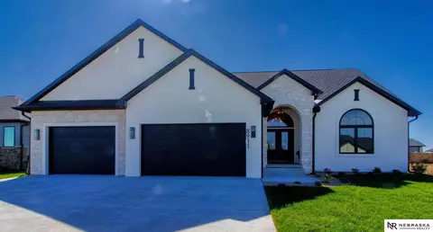 8911 Buckskin Ct, Lincoln, NE 68520