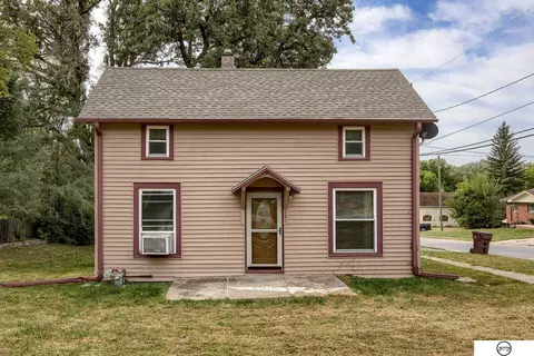 301 Eldora Ave, Weeping Water, NE 68463