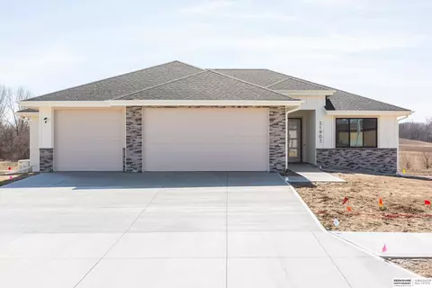 21903 Parkview Dr, Gretna, NE 68028