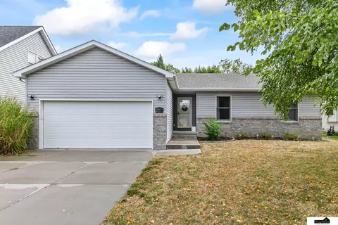 5336 Hunts Dr, Lincoln, NE 68512