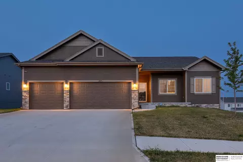 8039 S 200th St, Gretna, NE 68028