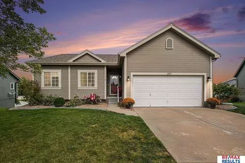 1917 Southview Dr, Papillion, NE 68046