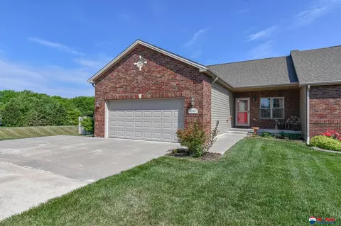 8240 Trail Ridge Ct, Lincoln, NE 68505