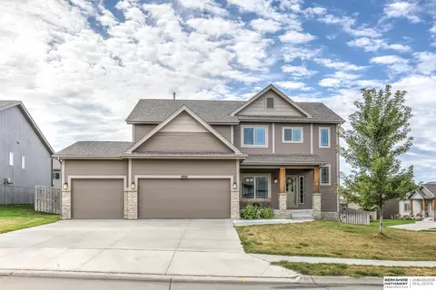 18921 Blackwalnut St, Omaha, NE 68136