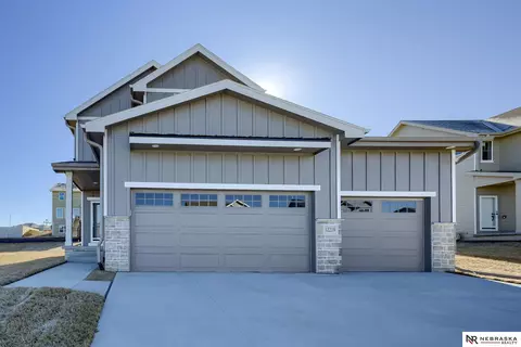12219 S 111th Ave, Papillion, NE 68046