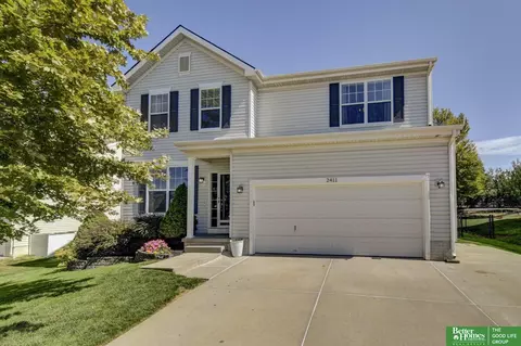 2411 Lakewood Dr, Papillion, NE 68046