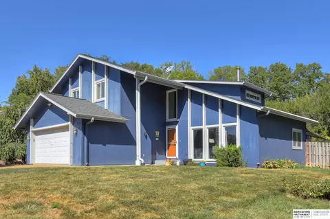3010 Leawood Dr, Bellevue, NE 68123
