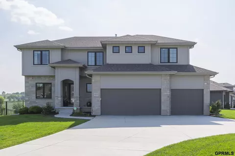 18303 Boyd St, Omaha, NE 68022