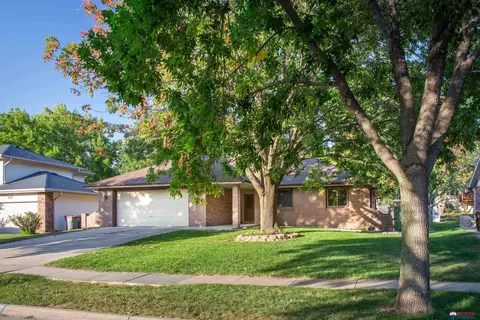 6524 Crooked Creek Dr, Lincoln, NE 68516