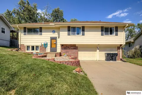 7926 Cottonwood Ave, La Vista, NE 68128