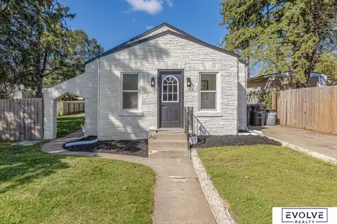 5208 S 51st St, Omaha, NE 68117